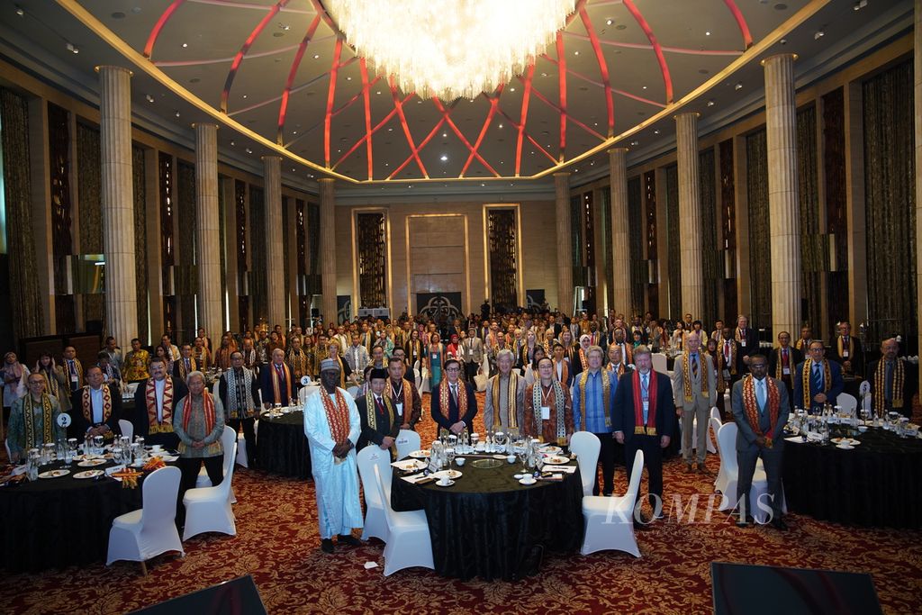 Para peserta Konferensi Internasional tentang Literasi Agama Lintas Budaya berfoto bersama setelah pembukaan konferensi di Hotel Indonesia Kempinski, Jakarta, Senin (13/11/2023).