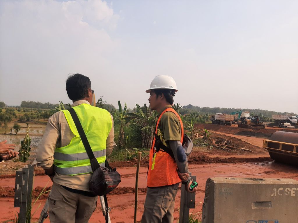 Sejumlah pekerja proyek pembangunan area istirahat sementara di Km 81 Tol Cipali, Kabupaten Subang, Jawa Barat, Minggu (9/4/2023).