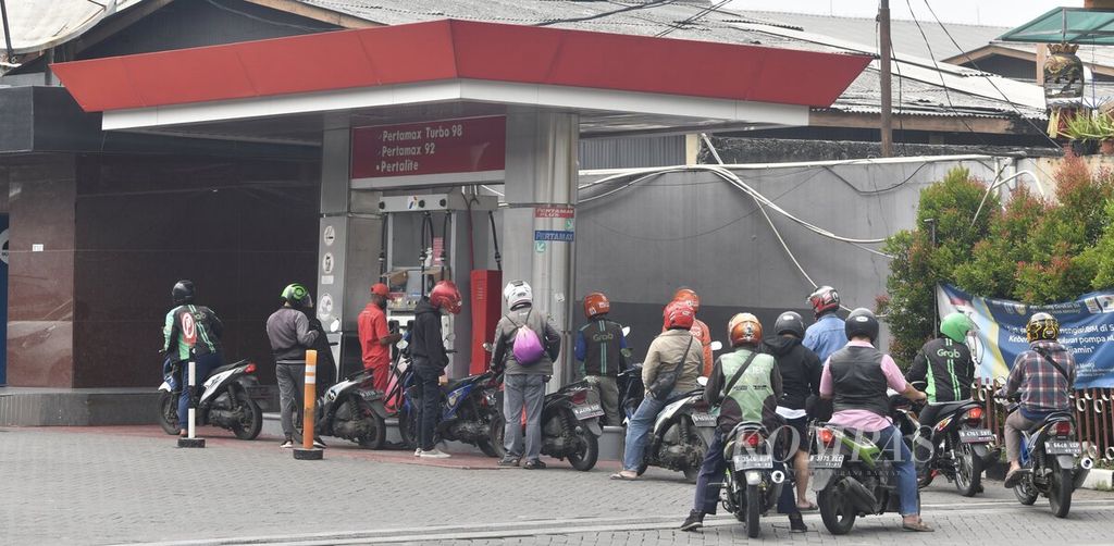 Motorcycle riders refuel at one of Pertamina's gas stations in West Jakarta, on Friday (11/2/2022).