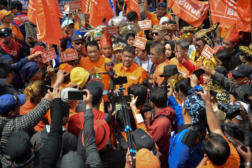 Presiden Partai Buruh Said Iqbal (tengah) memberikan pernyataan tekait aksi di depan Patung Arjuna Wijaya di Jalan MH Thamrin, Jakarta Pusat, Kamis (15/12/2022). 