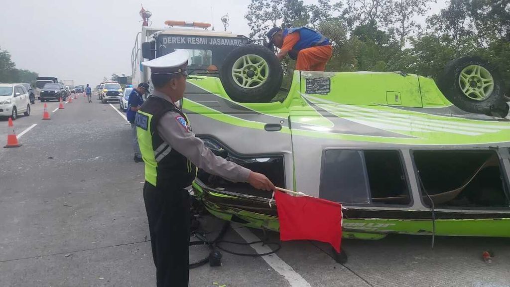 Minibus berisi 15 orang terguling di Jalan Tol Singosari, Kabupaten Malang, Jatim, Selasa (6/9/2022).