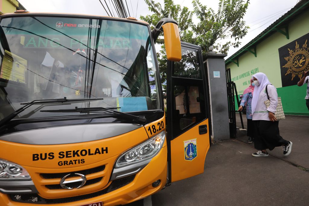 Siswa menumpang armada bus sekolah saat pulang setelah mengikuti uji coba pembelajaran tatap muka terbatas di SMK Muhammadiyah 04, Slipi, Jakarta Barat, Jumat (9/4/2021).