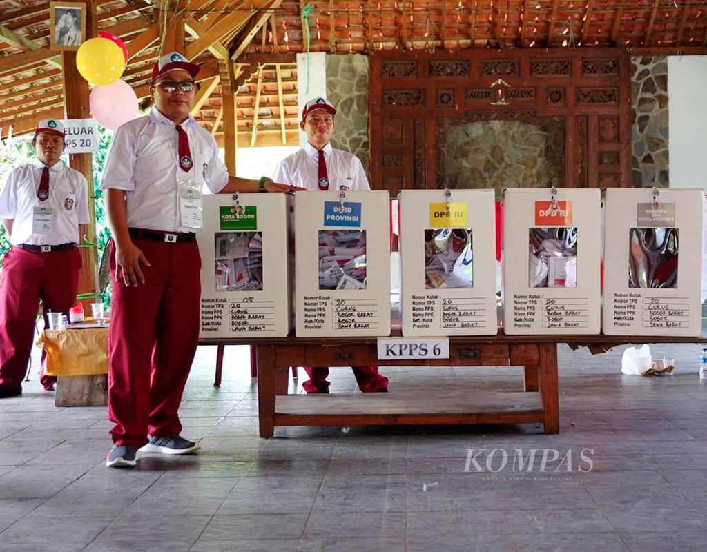 Para petugas KPPS di TPS 20 RT 003/ RW 007, Kelurahan Curug, Kecamatan Bogor Barat, Kota Bogor, Jawa Barat, melayani para pemilih menggunakan seragam ala siswa sekolah dasar, 17 April 2019. 