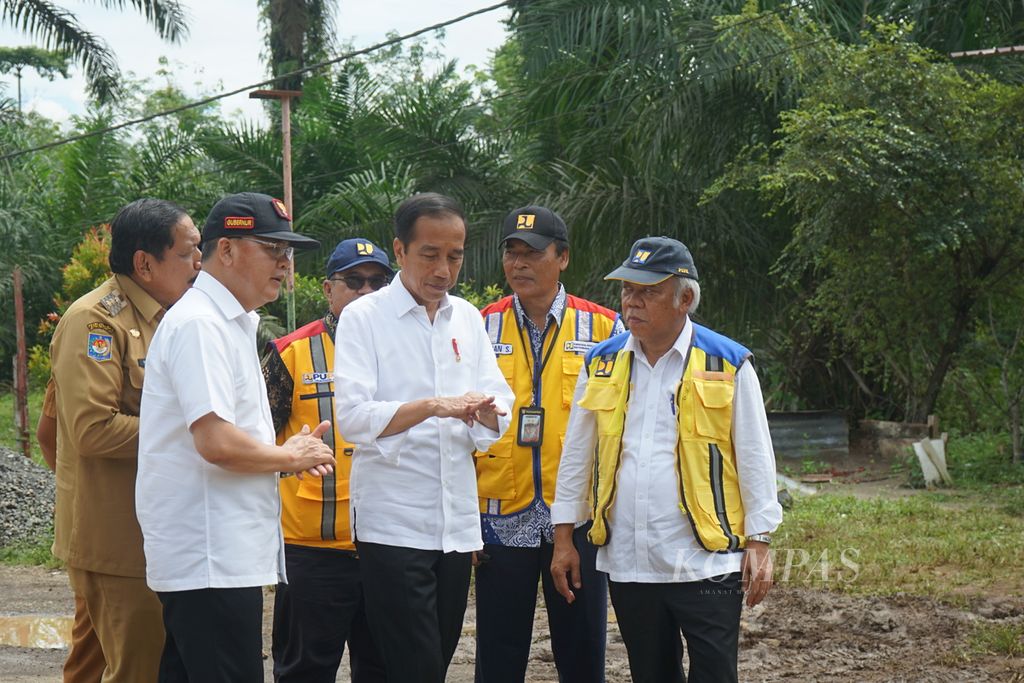 Presiden Joko Widodo memberikan pengarahan kepada jajarannya terkait perbaikan jalan di Bengkulu Utara, Provinsi Bengkulu, Jumat (21/7/2023). Bulan ini perbaikan jalan terus dilakukan, termasuk beberapa provinsi, seperti Sumatera Utara, Jambi, dan Lampung.