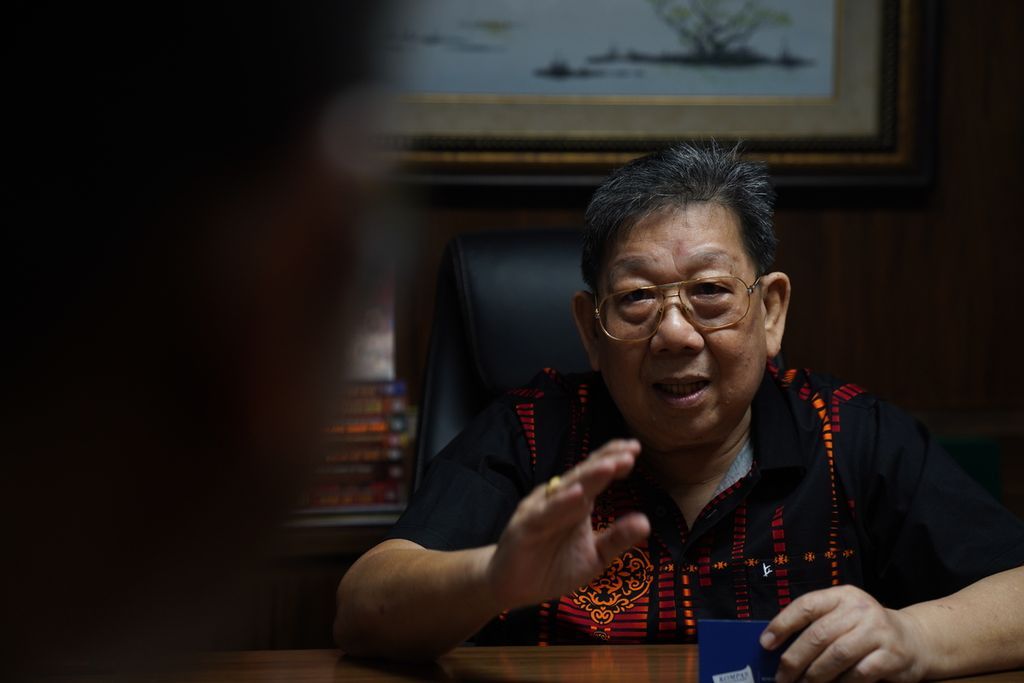 Ahli feng shui Kang Hong Kian menjelaskan peruntungan pada tahun Kelinci Air, Senin (16/1/2023) di kediamannya di Jakarta.  