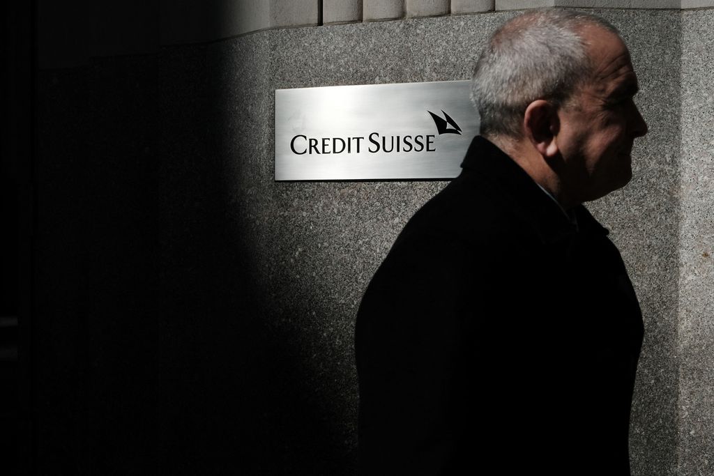 Warga berjalan melintasi kantor pusat Credit Suisse di New York, Amerika Serikat, 15 Maret 2023. Bank Sentral Swiss menyuntikkan dana hingga 54 miliar dollar AS untuk menyelamatkan Credit Suisse setelah sahamnya anjlok hingga 24 persen.