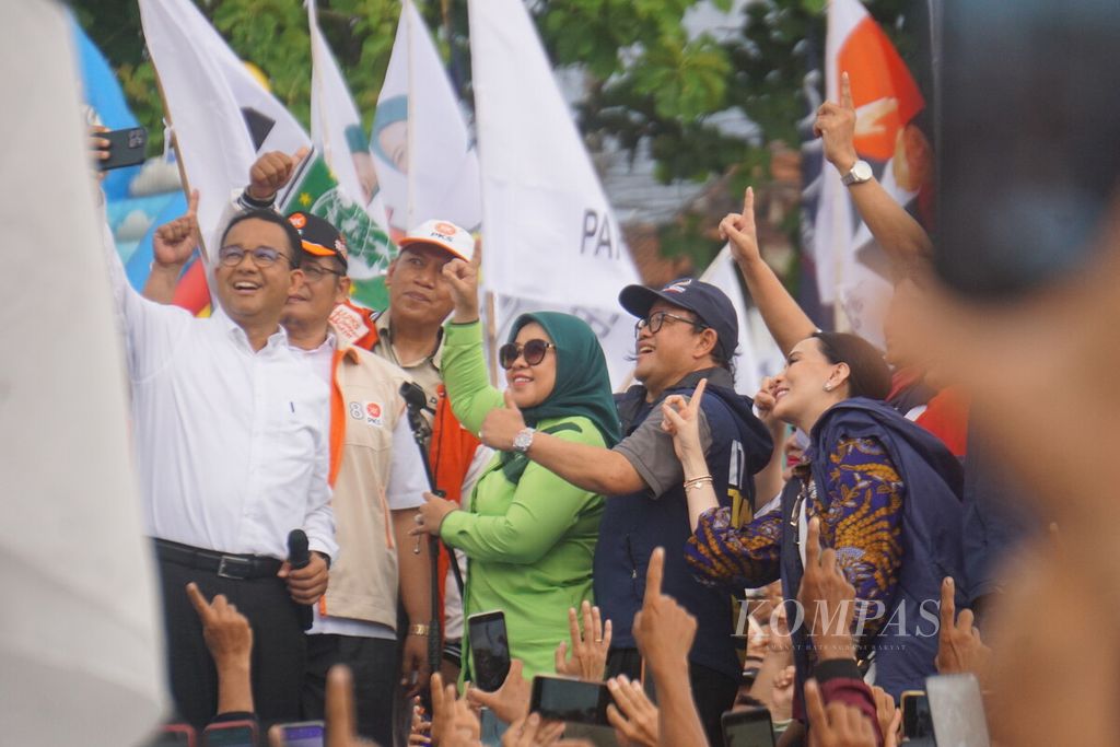 Capres Anies Baswedan berswafoto bersama pendukungnya di Cilacap, Jawa Tengah, Rabu (24/1/2024).