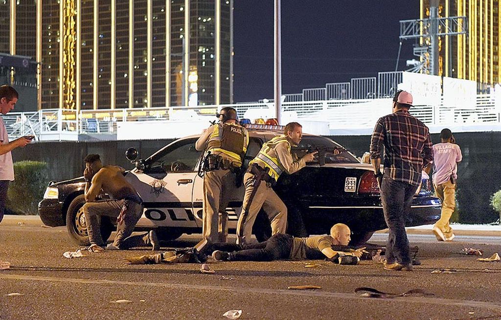 Aparat kepolisian Las Vegas berjaga-jaga di sepanjang jalan di luar arena tempat berlangsungnya festival musik country di Las Vegas, Nevada, Amerika Serikat, Minggu (1/10), setelah seorang penembak aktif memuntahkan peluru hingga menewaskan 50 orang dan melukai lebih dari 400 orang lainnya. 
