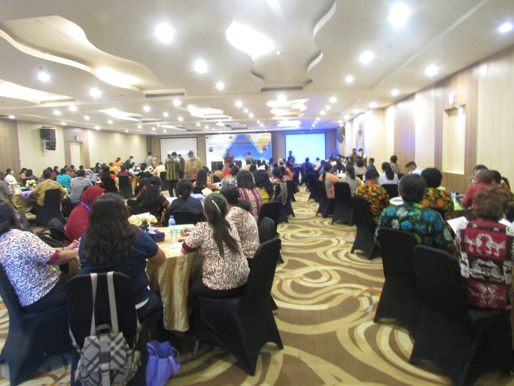 Peserta seminar nasional tentang merdeka belajar di kelas, yang diselenggarakan Yayasan Pendidikan Astra Michael D Ruslin bekerjasama dengan Undana Kupang di Kupang, Sabtu (28/11/2021). 