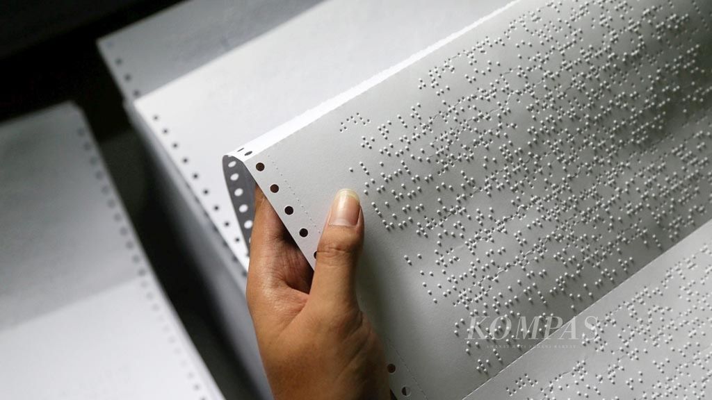 Proses pembuatan Al Quran braille untuk disabilitas netra di Yayasan Raudlatul Makfufin, Tangerang Selatan, Banten, Senin (13/5/2019). Satu set, yang terdiri dari 30 juz, Al Quran braille dijual Rp 1,2 juta (tanpa terjemahan) dan Rp 2,2 juta (dengan terjemahan). 