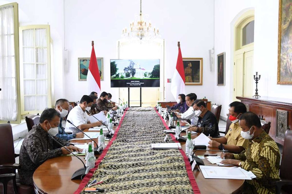 Presiden Joko Widodo menggelar rapat terbatas terkait Evaluasi Proyek Strategis Nasional (PSN) dengan sejumlah Menteri Kabinet Indonesia Maju di Istana Kepresidenan Bogor, Jawa Barat, Selasa, 6 September 2022. 