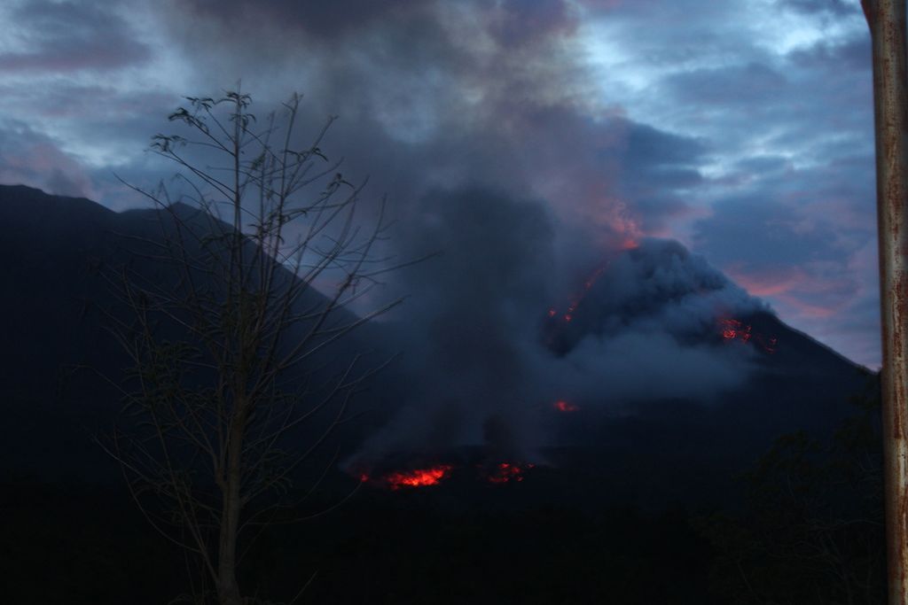 Erupsi Gunung Lewotobi Laki-laki di Kabupaten Flores Timur, Nusa Tenggara Timur, pada Rabu (17/1/2024). Erupsi diikuti luncuran lava dan awan panas. Lebih dari 6.500 orang mengungsi.