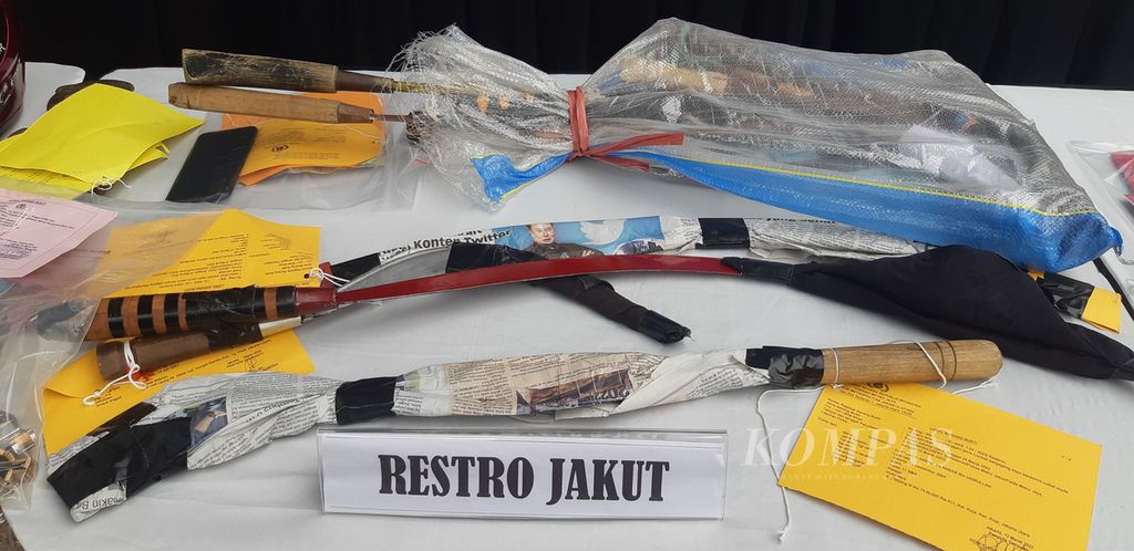 Senjata tajam yang dipakai pelaku kejahatan jalanan yang diungkap dalam rilis kasus Operasi Penyakit Masyarakat Jaya 2023 di Markas Polda Metro Jaya, Jakarta, Senin (20/3/2023). 