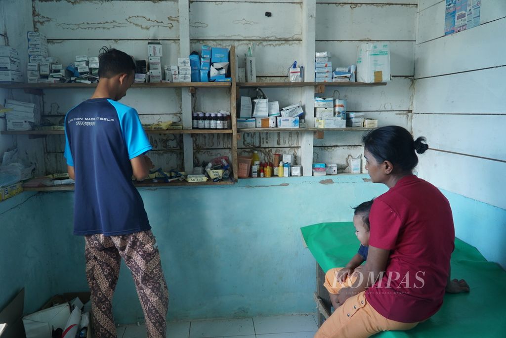 Tenaga kesehatan, Rahmat Ziki (29), sedang meresepkan obat pasien di ruang pengobatan poskesdes di Dusun Koritbuah, Desa Sinaka, Kecamatan Pagai Selatan, Kepulauan Mentawai, Sumatera Barat, Minggu (18/6/2023).
