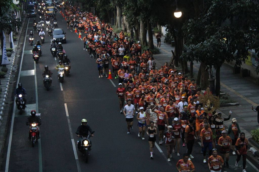 Ribuan pelari dari Bank Jateng Friendship Run melewati Jalan Wastukencana, Kota Bandung, Jawa Barat, Minggu (4/6/2023). Ajang lari rekreasional ini melintasi 5 kilometer dan mengelilingi sebagian daerah Kota Bandung.