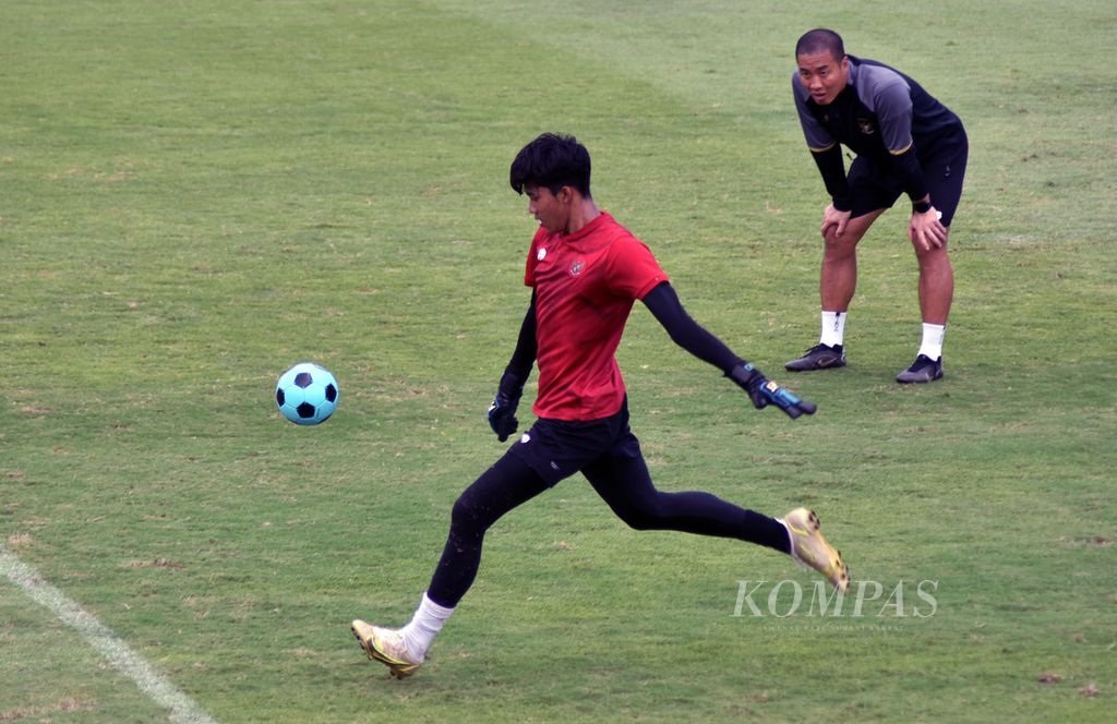 Penjaga gawang tim U-20 Indonesia berlatih umpan lambung dalam latihan di Lapangan A Kompleks Gelora Bung Karno, Senayan, Jakarta, Senin (20/2/2023). 