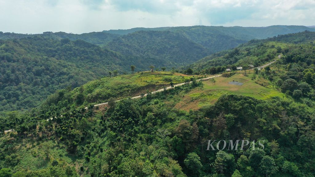 Lanskap Ciletuh dari Bukit Paralayang Ciletuh, Desa Ciemas, Kabupaten Sukabumi, Kamis (4/8/2022). Lanskap memamerkan kemolekan Teluk Ciletuh, petak-petak sawah, pegunungan, hutan, sungai, air terjun, dan jalan di sekitarnya.