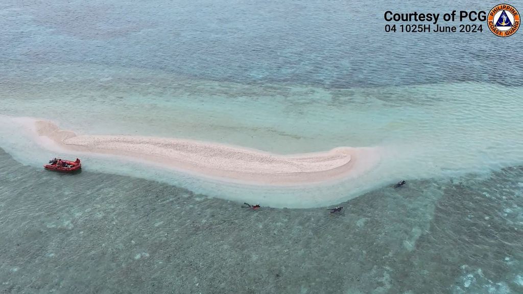 Sejumlah penyelam Penjaga Pantai Filipina tengah meneliti pulau pasir kecil bagian dari Kepulauan Sabina, bagian dari wilayah teritorial mereka di Laut China Selatan, Jumat (7/6/2024). Penjaga Pantai Filipina menyebut pasukan Penjaga Pantai China mengganggu aktivitas mereka di lokasi tersebut.