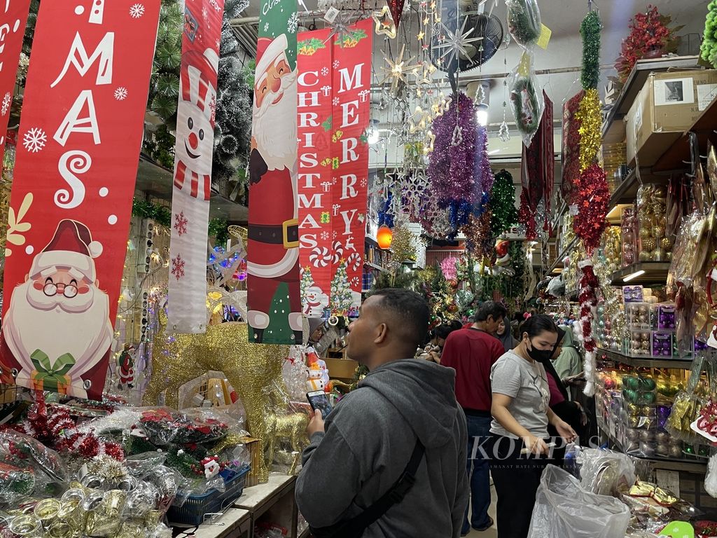 Pembeli memilih ornamen Natal di salah satu toko di Pasar Asemka, Jakarta Barat, Senin (12/12/2023).