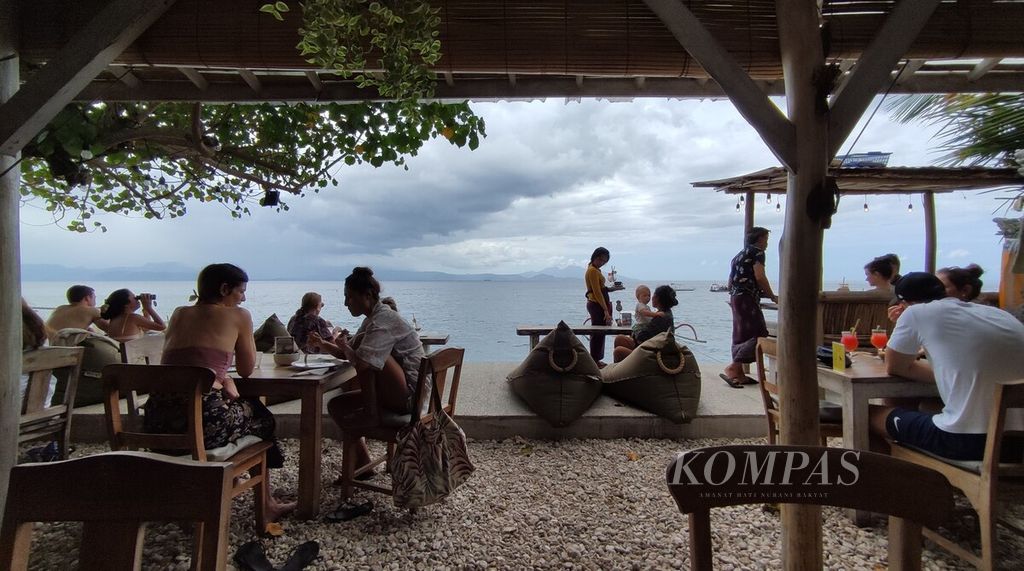 Suasana di dalam restoran dan bar Penida Colada Beach Bar di Banjar Bodong, Desa Ped, Kecamatan Nusa Penida,  Kamis (7/7/2022).