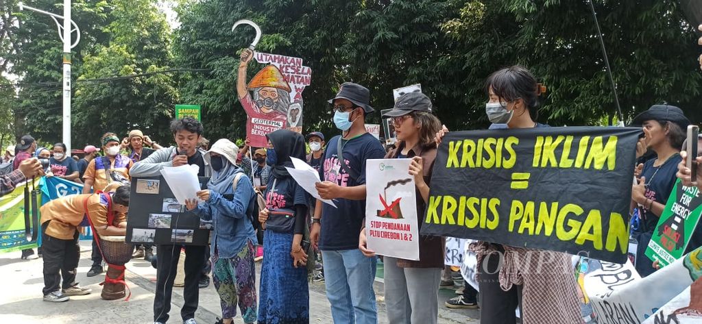 Sejumlah anak muda melakukan aksi dalam Pawai Youth20cuppy di depan Kementerian Lingkungan Hidup dan Kehutanan, Jakarta, Kamis (21/7/2022). Dalam aksi ini, anak muda yang berasal dari enam provinsi di Pulau Jawa tersebut menyampaikan aspirasi tuntutan terkait upaya pencegahan dampak krisis iklim di Indonesia.