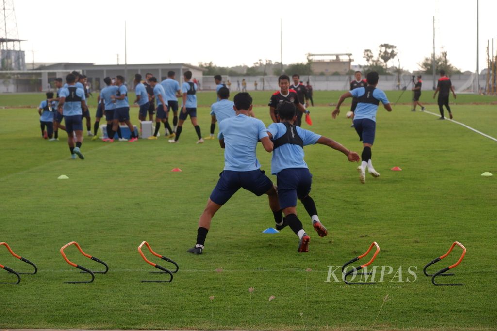 Para pemain tim sepak bola U-22 Indonesia menjalani latihan kekuatan tubuh di Pusat Latihan Visakha FC, Phnom Penh, Kamboja, Rabu (4/5/2023). Latihan ini dalam rangka persiapan menghadapi Myanmar pada laga kedua SEA Games Kamboja 2023