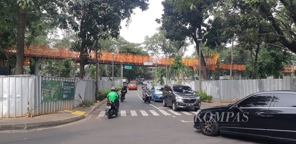 Suasana Jalan Tebet Barat IX yang dihubungkan dengan Jembatan Infinity Tebet Eco Park, Jakarta Selatan, Rabu (15/6/2022). Hari ini Tebet Eco Park ditutup sementara untuk pemeliharaan taman dan perbaikan fasilitas.