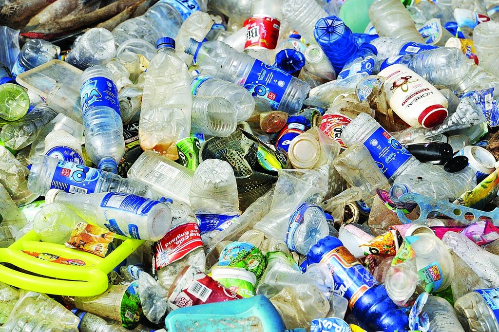 Beragam sampah plastik untuk didaur ulang. Mengurangi pemakaian kemasan plastik akan membantu mengurangi emisi karbon. 