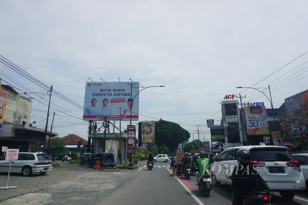 Approaching the Banyumas Regional Election, a number of billboards have appeared in several locations in Purwokerto, Banyumas, Central Java on Wednesday (24/4/2024). A billboard with a picture of H. Rachmad Imanda, the Chairman of Gerindra Faction in the Banyumas Regional House of Representatives, with Prabowo-Gibran written as "Maturnuwun Kabupaten Banyumas: Pilpres Menang, Pilkada Kemudian" is seen on Jenderal Sudirman Street, Purwokerto.