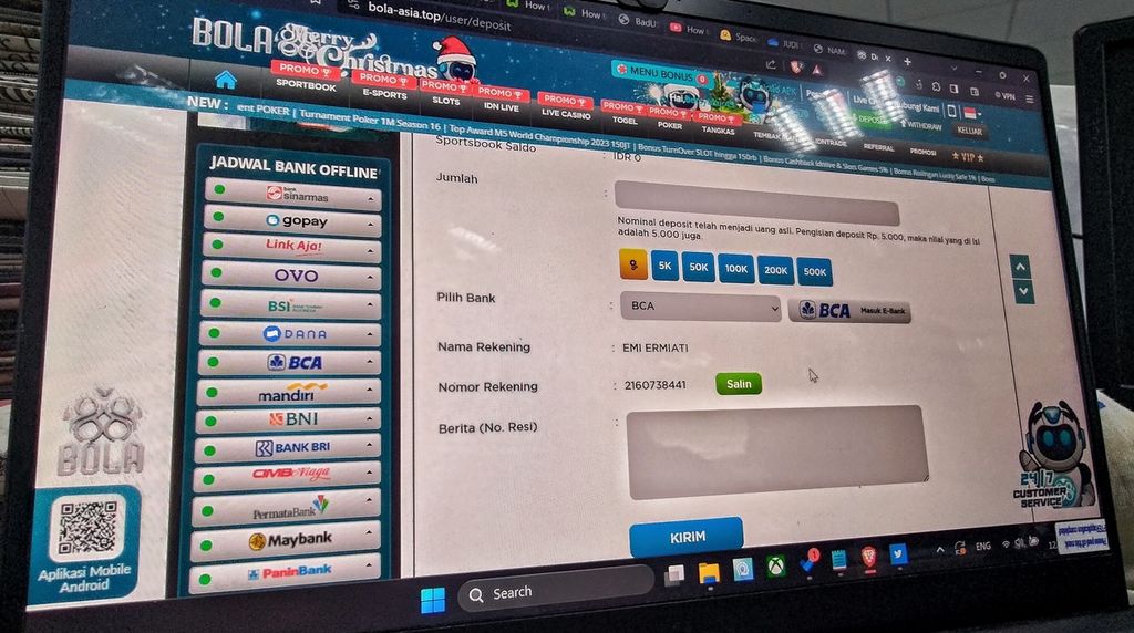 A row of bank names for balance deposits is listed on a gambling site labeled Bola 88, in Jakarta, Thursday (14/12/2023).