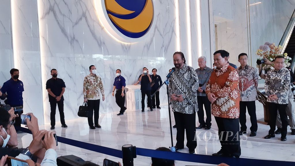 Ketua Umum Partai Gerindra Prabowo Subianto bersama Ketua Umum Partai Nasdem Surya Paloh memberikan keterangan pers seusai melakukan pertemuan di Nasdem Tower, Rabu (1/6/2022), di Jakarta. 