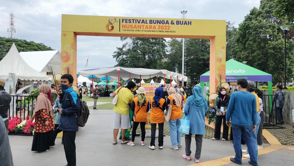 Pengunjung berdatangan ke Festival Bunga dan Buah Nusantara 2022 di Alun-Alun Kota Bogor, Jawa Barat, Jumat (21/10/2022).