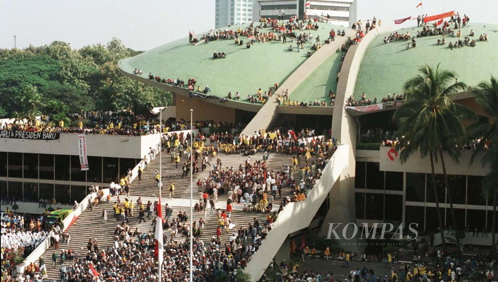 Mahasiswa se Jakarta-Bogor-Tangerang-Bekasi (Jabotabek) mendatangi Gedung MPR-DPR, Mei 1998 menuntut Reformasi dan Presiden Soeharto mundur. Sebagian mahasiswa duduk di atap gedung DPR/MPR.
