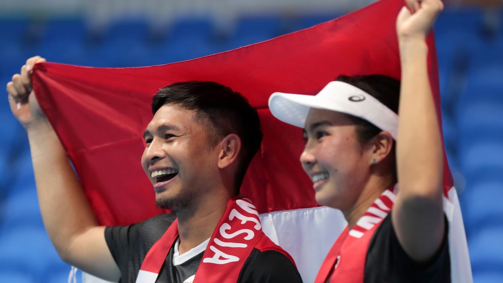 Pasangan ganda campuran tenis Indonesia, Christopher Rungkat dan Aldila Sutjiadi, merayakan kemenangannya pada final ganda campuran tenis SEA Games Vietnam 2021 di Lapangan Tenis Hanaka Paris Ocean Park, Bac Ninh, Vietnam, Jumat (20/5/2022). Mereka meraih medali emas.