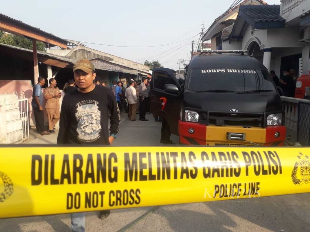 Tim Detasemen Khusus 88 Antiteror Mabes Polri melanjutkan penggeledahan di Bandar Lampung, Selasa (15/10/2019). Penggeledahan tersebut menyusul ditangkapnya empat terduga teroris yang diduga terkait dengan jaringan Jamaah Ansharut Daulah (JAD).