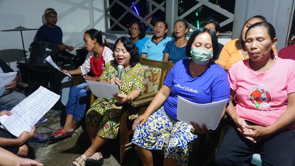Warga Desa Sidorejo, Pare, Kabupaten Kediri, Jawa Timur, yang merupakan warga Gereja Kristen Jawi Wetan Jemaat Sidorejo, Minggu (11/12/2022) malam, belajar menyanyi untuk perayaan Natal 2022 di kelompok mereka.