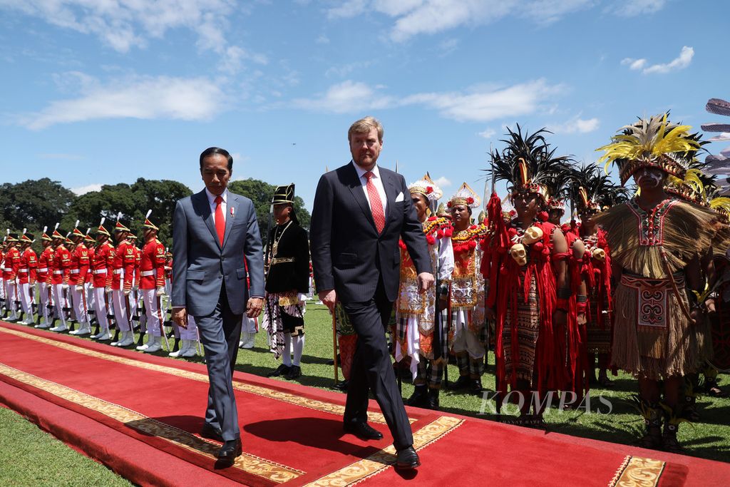 Presiden Joko Widodo bersama Raja Belanda Willem-Alexander meninjau pasukan di Istana Bogor, Jawa Barat, 10 Maret 2020. Ini merupakan lawatan pertama Raja Willem ke Indonesia setelah beliau mewarisi takhta dari Ratu Beatrix pada 2013. 