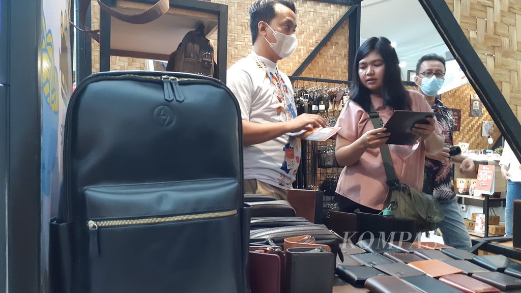 Pelaku UMKM ekonomi kreatif tas kulit memamerkan produknya dalam pameran AKI 2022 di Sidoarjo, Jatim, Jumat (2/9/2022).