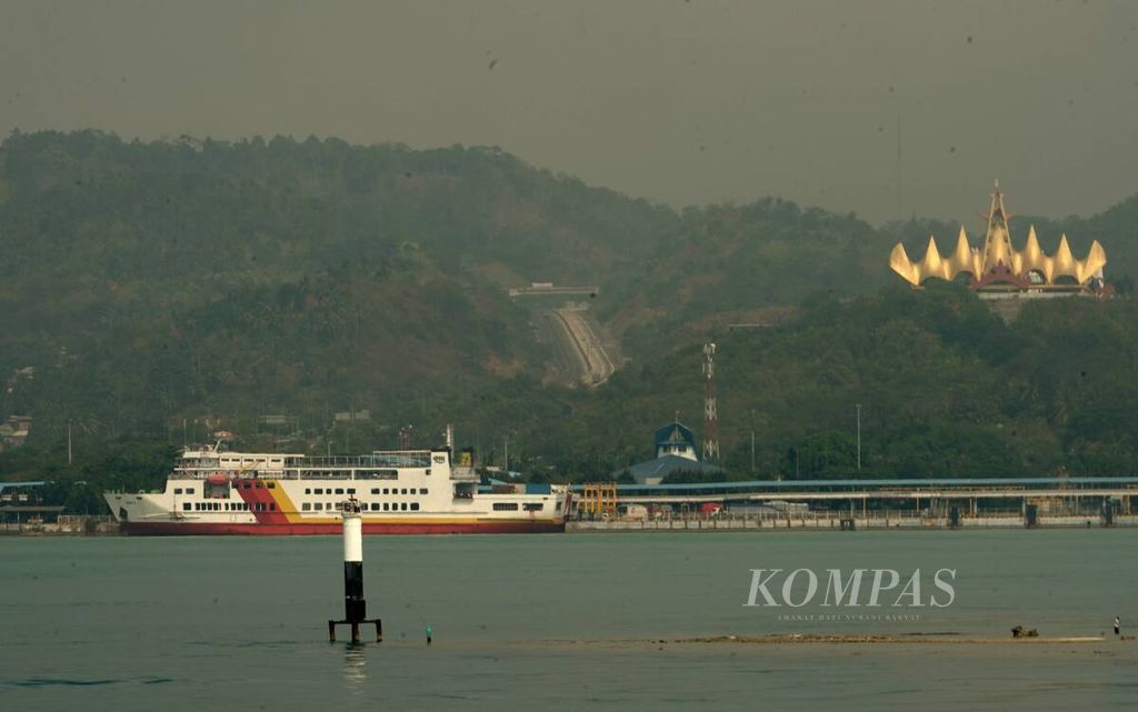 The landscape of the Bakauheni Port area can be seen from atop a ferry departing from the Bakauheni Port in Lampung, heading towards the Merak Port in Cilegon, Banten on Sunday (8/10/2023).