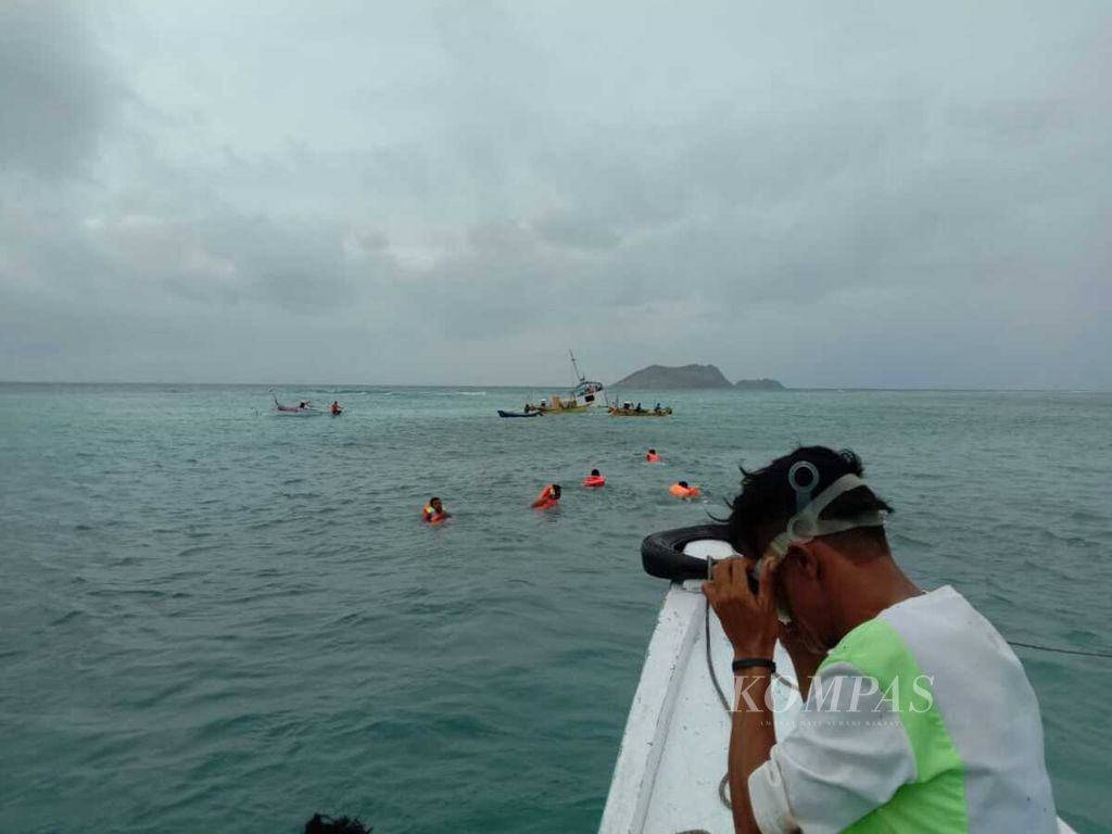 Para korban KM Jabal Nur yang tenggelam pada Senin (10/9/2018) di Perairan Teluk Kupang sedang berenang menuju kapal nelayan. Tampak nelayan menggunakan teropong untuk memantau keberadaan kapal lain dari arah jauh. Dalam kejadian itu 24 orang tenggelam, 12 hilang sampai hari ini, dan 12 lain selamat.