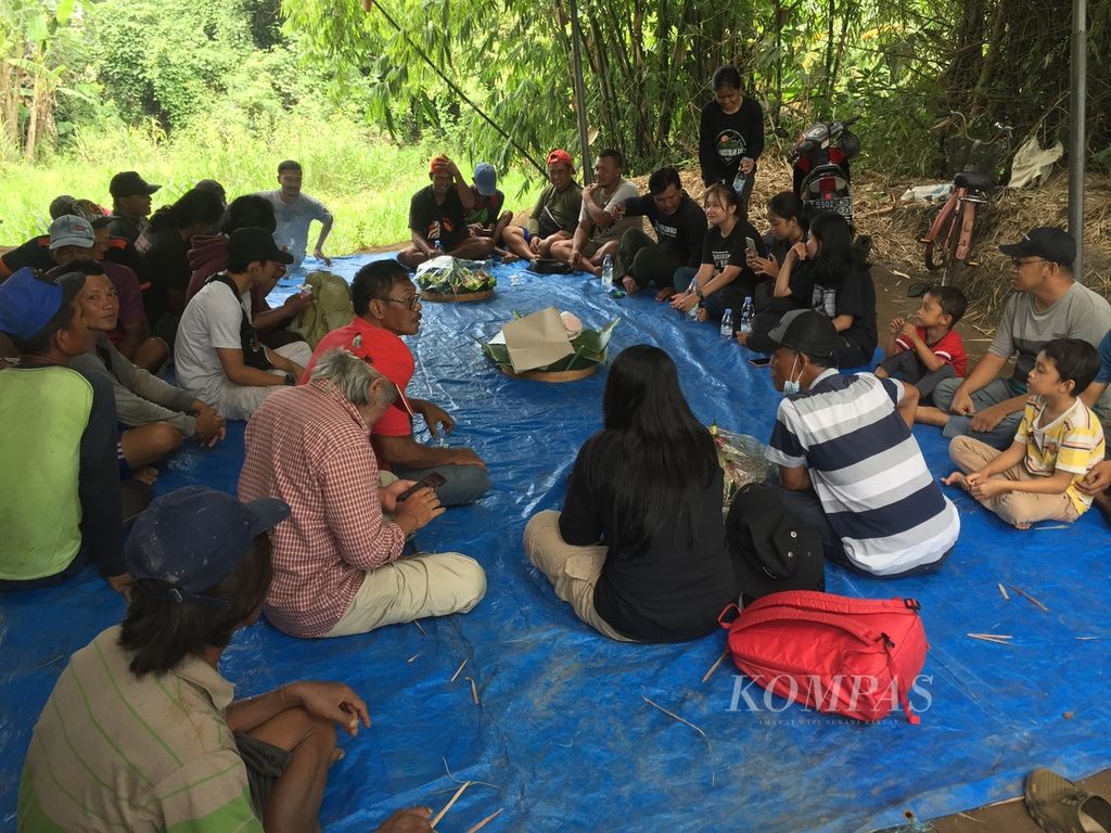 Suasana syukuran dengan tumpeng atas kelancaran proses ekskavasi tahap kedua Situs Gemekan di Dusun Kedawung, Desa Gemekan, Kecamatan Sooko, Kabupaten Mojokerto, Jawa Timur, Minggu (6/3/2022). 