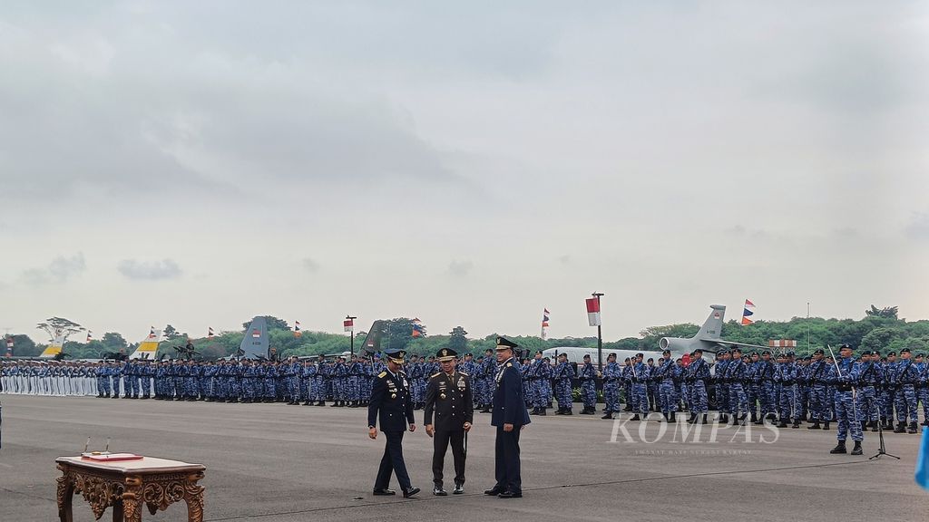Kepala Staf TNI Angkatan Udara Marsekal Tonny Harjono, Panglima TNI Jenderal Agus Subiyanto, mantan KSAU Marsekal Fadjar Prasetyo (dari kiri ke kanan) saat upacara serah terima jabatan KSAU di Kompleks Halim Perdanakusuma, Jakarta, Jumat (5/4/2024).