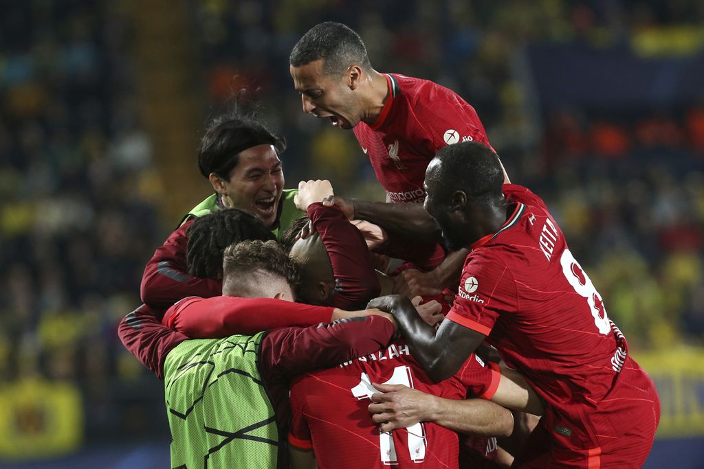 Gelandang Liverpool, Fabinho, dan relan-rekan setimnya merayakan gol ke gawang Villarreal pada laga pertemuan kedua semifinal Liga Champions Eropa di Stadion Ceramica, Spanyol, Selasa (3/5/2022) malam waktu setempat. Liverpool menang, 3-2, (agregat 5-2) dan lolos ke final.