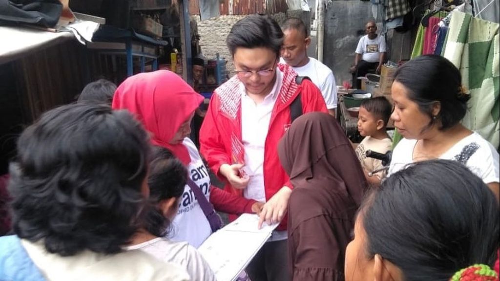 William Aditya Sarana saat mengunjungi salah satu dapilnya di Jakarta Barat,sekitar awal Januari 2019.