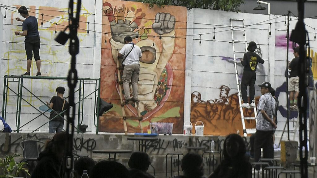 Sejumlah seniman mural mengikuti lomba bertemakan pejuang masa kini di Jatiasih, Bekasi, Jawa Barat, Kamis (28/10/2021). Lomba mural tersebut untuk menyambut Hari Sumpah Pemuda dan memperindah ruang publik. 