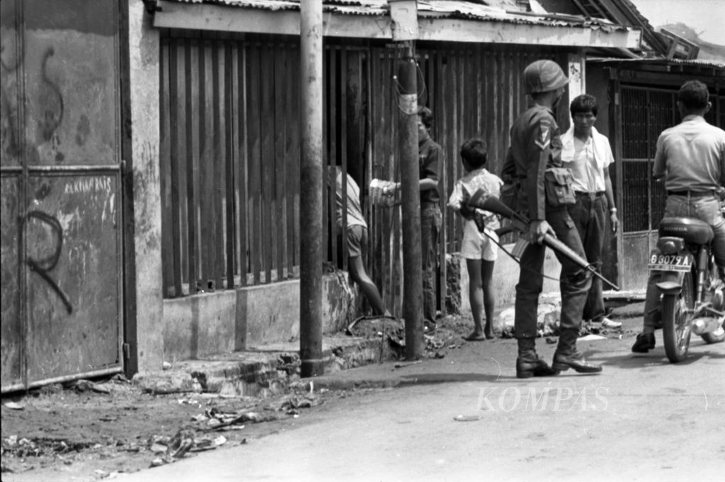 Suasana sekitar Tanjung Priok sesaat setelah aksi kerusuhan (13/9/1984)