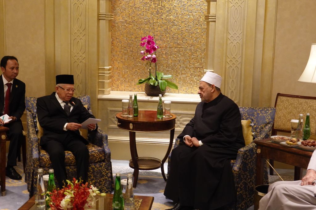 Wakil Presiden Ma'ruf Amin bertemu dengan Imam Besar Al-Azhar Ahmed Al-Tayeb di Hotel Emirates Palace, Abu Dhabi, UEA, Senin (5/2/2024). Wapres mengingatkan tentang perlunya kesatuan suara penyelesaian secara adil konflik di Gaza. Eskalasi konflik antara Palestina dan Israel masih memanas.
