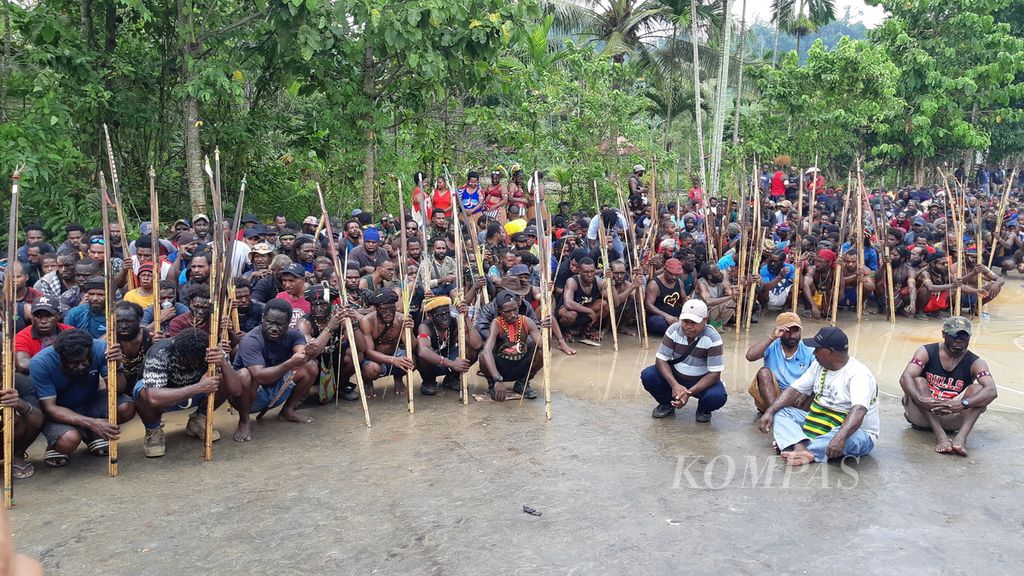 Massa pendukung Gubernur Papua Lukas Enembe berkumpul di rumah Lukas di Koya, Kota Jayapura, Papua, pada Jumat (30/9/2022).