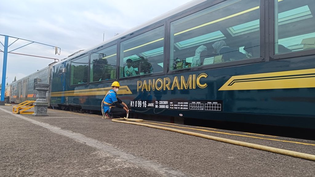 Petugas mengisi ulang air untuk keperluan toilet kereta panoramic di Stasiun Purwokerto, Jawa Tengah, Kamis (29/12/2022). Toilet kereta panoramic jauh lebih mewah ketimbang kelas eksekutif. Toiletnya dibersihkan lebih rutin, terbuat dari keramik, memiliki <i>urinoir</i>, dan bernuansa putih bersih.