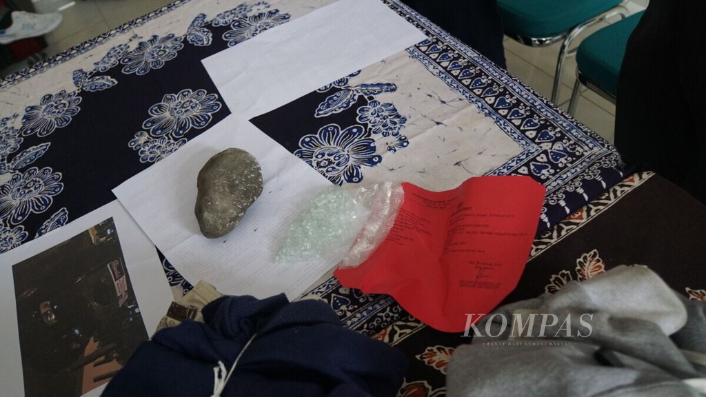 Barang bukti berupa batu dan pecahan kaca dalam aksi kekerasan anak yang diungkap di Kepolisian Sektor Mlati, Sleman, DI Yogyakarta, Rabu (13/2/2019).